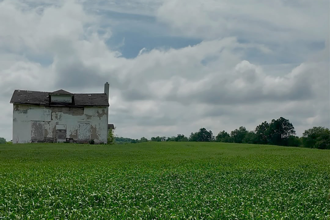 Farm 911 shows a farm building in a green field